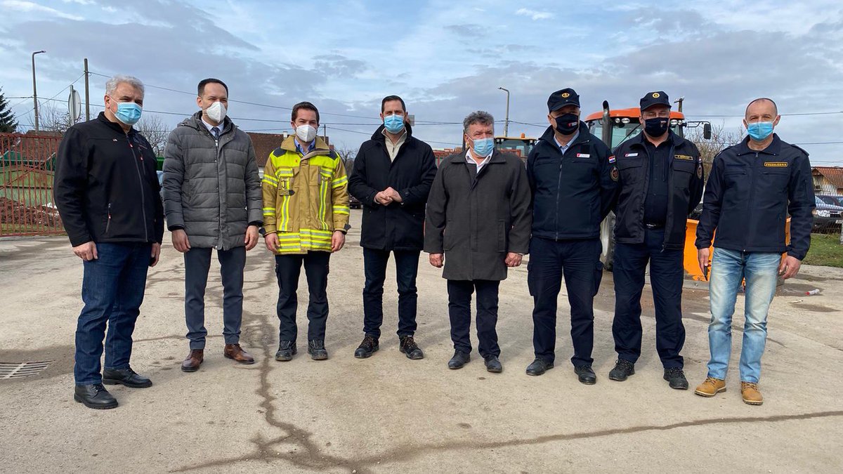 MFA_Croatia's tweet photo. Državni tajnik #ZdenkoLucić prisustvovao je primopredaji humanitarne pomoći pristigle iz 🇩🇪 grada Aichtala.

Ovo je peti po redu konvoj pomoći iz savezne zemlje Baden-Württemberg. 

📲 https://t.co/LLFIZj9t7q https://t.co/DUmgBkRB8x