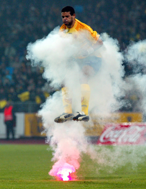 Then there was the DFB Pokal meeting in 2003 where a pyro show ended up on the pitch & under Braunschweig midfielder Michel Mazingu Dinzey, leading to this iconic photo, voted ‘picture of the year’ by  @Kicker magazine.