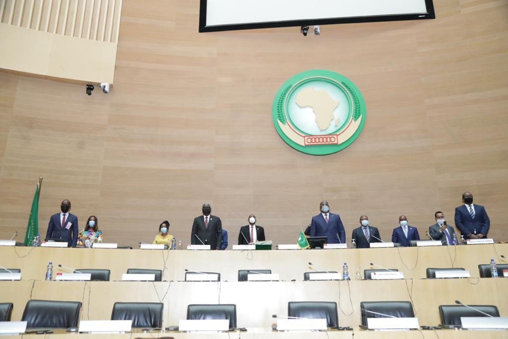 PresidencyZA's tweet photo. [PHOTOS]: His Excellency President @CyrilRamaphosa hands over the @_AfricanUnion Chairship at the virtual 34th Ordinary Session of the Assembly of Heads of State &amp; Government to His Excellency President Felix Tshisekedi of the Democratic Republic of Congo.

#AUSummit https://t.co/DpN9l64nMj