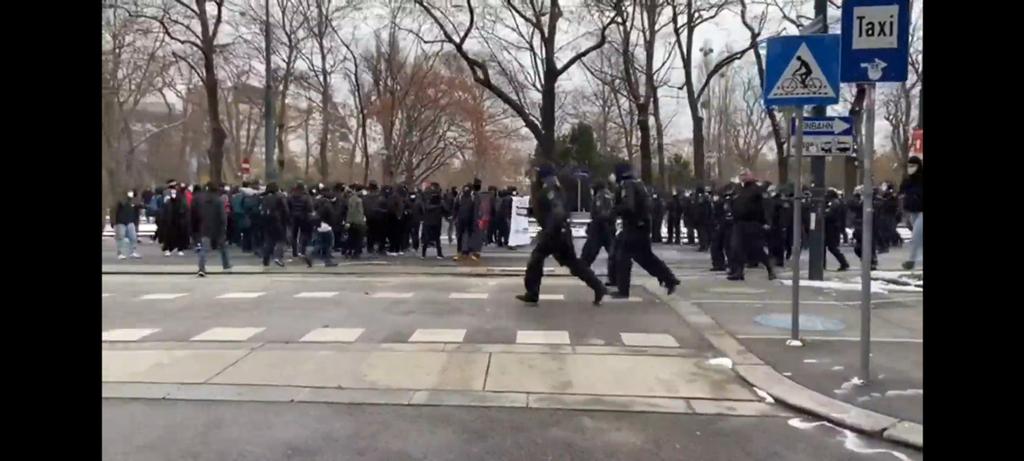 DRJANETSCHEK's tweet photo. Corona-Demos sind kein Vorbild, keine Lösung, sondern nur eine Sammlung von Provokationen und Beschimpfungen mit politischen Attacken als Zweck #ÖSForum #NationaleSicherheit #Demorecht #Versammlungsrecht #Polizei

https://t.co/V6y90qncxq https://t.co/oCQdLzJpBu