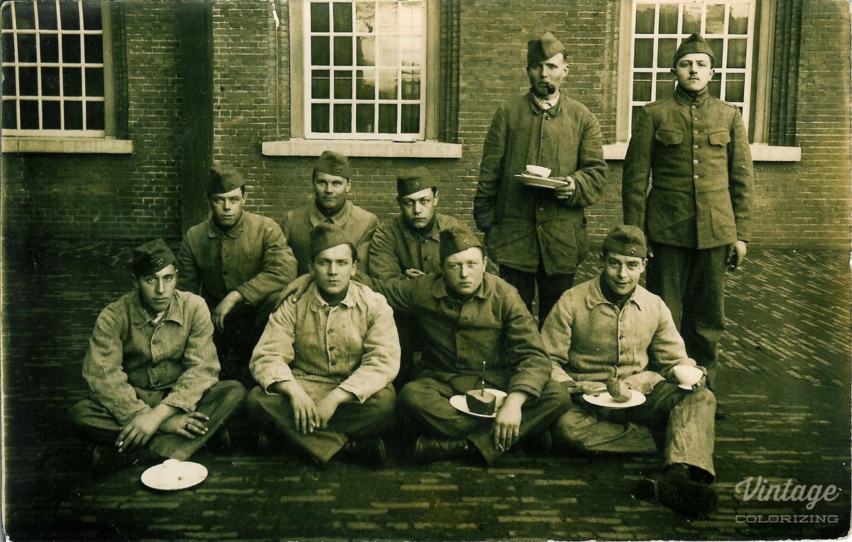 Colorizer2's tweet image. Ingekleurd: Een foto van mijn opa (1910-1999) als jonge kerel met zijn maten tussen beide wereldoorlogen in militaire dienst omstreeks 1928.

Zie meer: vintagecolorizing.com

#uniform #landmacht #militairedienst #geschiedenis #historie #vroeger #portret #leger #toen #militair