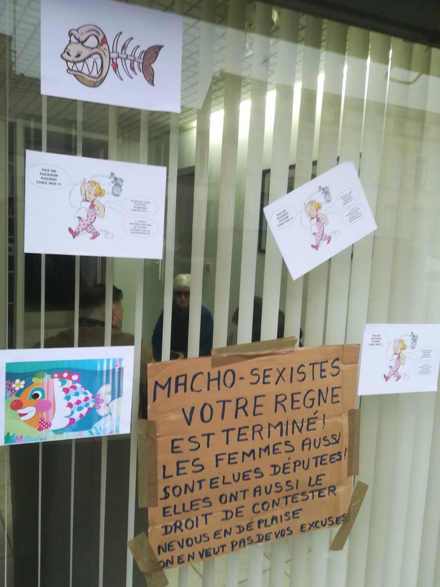 Dalila_Mouarfa's tweet photo. Du coup, il a gagné un charivari. Autant vous dire que les femmes travaillant sur le marché de #flc #fontenaylecomte n'ont pas apprécié la misogynie et le classisme de l'insulte de #henriet ! #maquereaux #poissonnière #henriet https://t.co/tHAkM8DktC