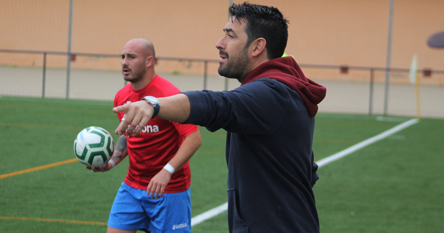 <a href="/jesulitocp/">jesus cruz pecci</a>, entrenador del GE Bazán. "Es un auténtico disparate que la Federación Gaditana ni se plantee parar la competición en la Primera Andaluza con la que está cayendo. La salud de los jugadores es lo primero".

En deportedelaisla.com