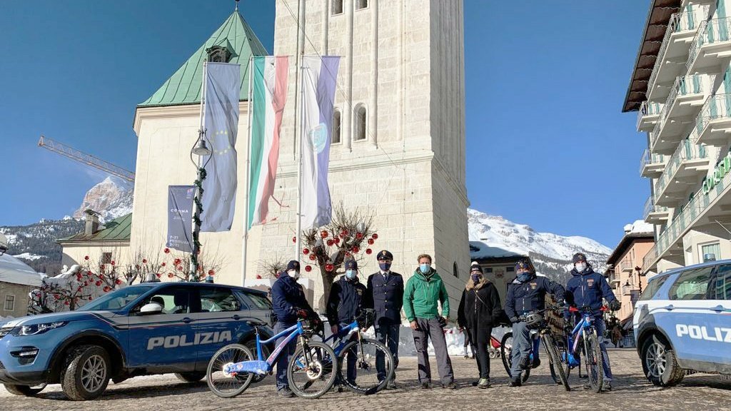 poliziadistato's tweet photo. Oggi alle 14 su @RaiUno #Lineabianca insieme a  @massimilianotv ci saremo anche noi. Seguiteci!
#mondialidisci @cortina2021 
#roadtocortina2021 
#6febbraio
#essercisempre https://t.co/YBZZlR6ECw