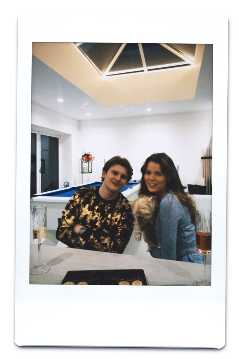 PaigeMatthews_'s tweet photo. happier days🥺💭🥂🤍 https://t.co/Vm8fRY5VaJ