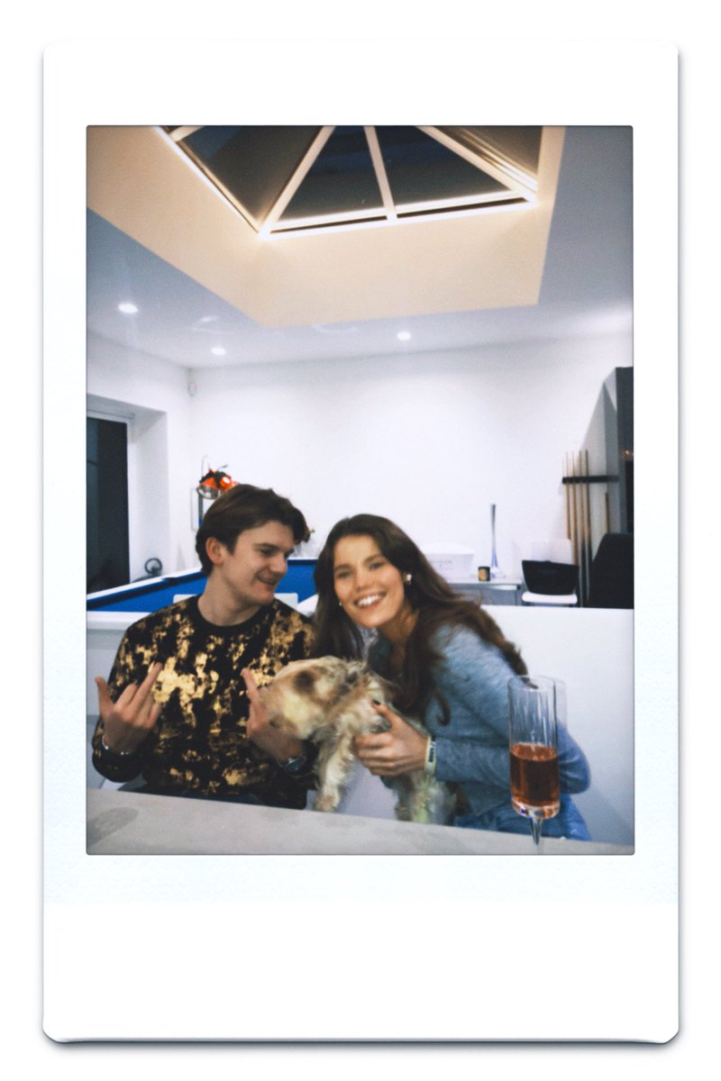 PaigeMatthews_'s tweet photo. happier days🥺💭🥂🤍 https://t.co/Vm8fRY5VaJ