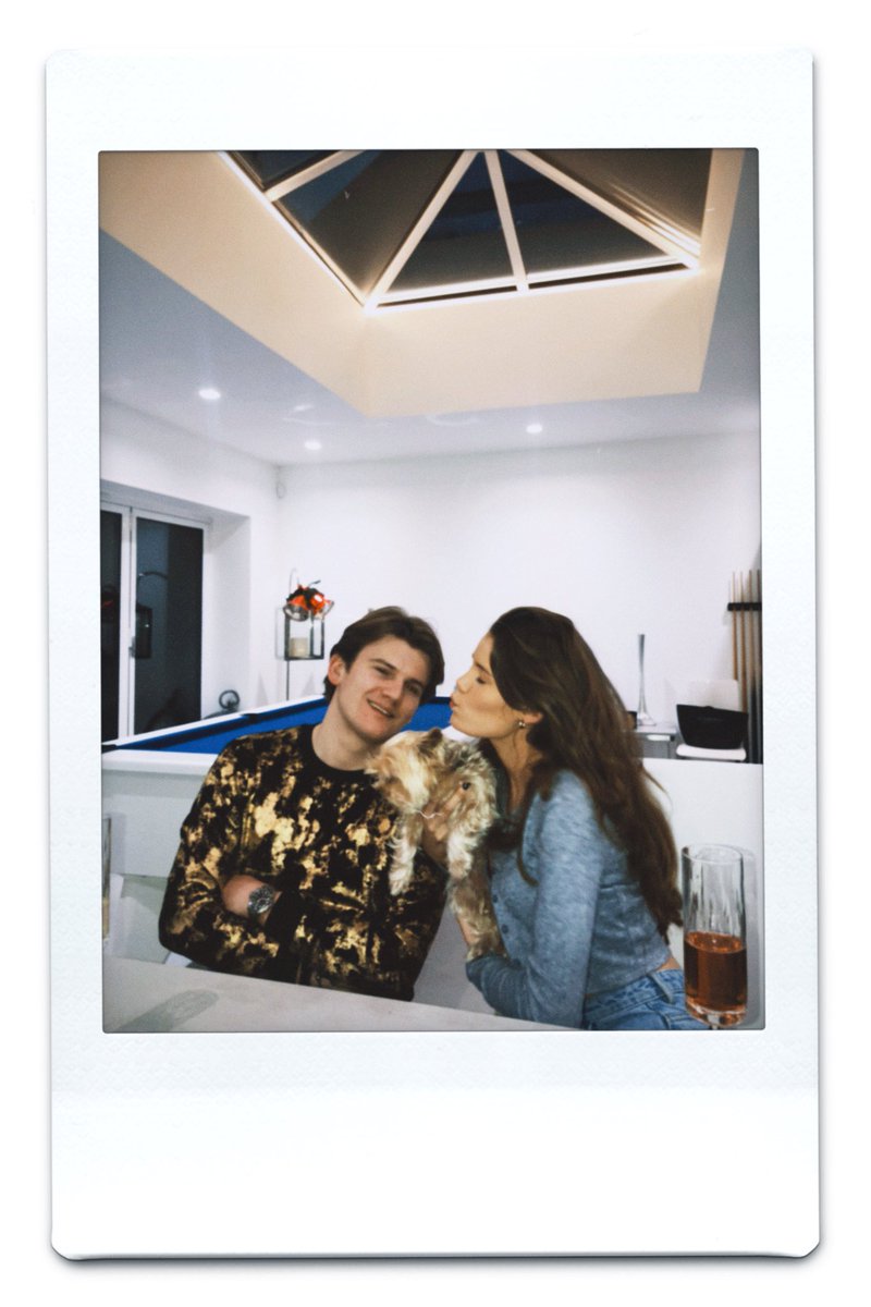 PaigeMatthews_'s tweet photo. happier days🥺💭🥂🤍 https://t.co/Vm8fRY5VaJ