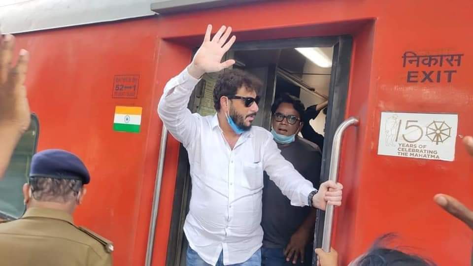 Maroofhussain86's tweet photo. #AIMIM National Spokesperson &amp; Former #MLA Adv @warispathan Sahab reached #Surat Station in #Gujarat and will be participating in tomorrow's Public Meetings of #_AIMIM President #Barrister #Asaduddin_Owaisi Sahab. @asadowaisi https://t.co/9MNqwj0cRK