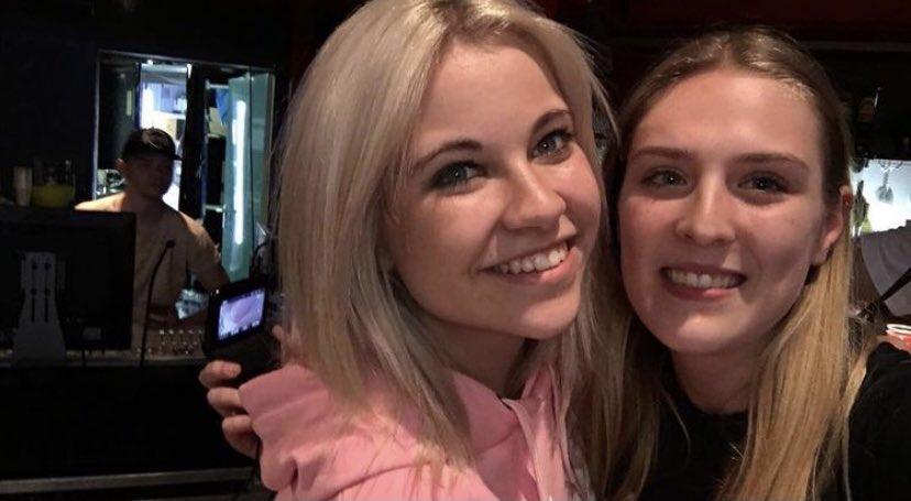 SelinaSindy's tweet photo. @MelinaSophie  ja genau das sind wir😦♥️ da war ich einfach mal 14  und jetzt werde ich 21 .. wie die Zeit verfliegt .. ich kenne dich seitdem du mit YouTube angefangen hast und es ist unbegreiflich wie lange das schon her ist 😦 https://t.co/iPlq7HjgdZ