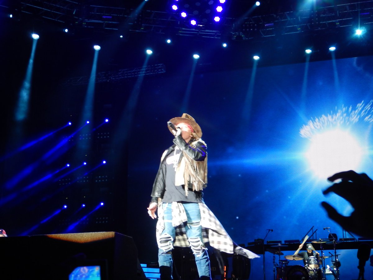 CarimSmith's tweet photo. Feliz cumpleaños a uno de mi ídolos Axl Rose espero que la vida me deje verte de nuevo en vivo como en el 2016. Que 59 no son nada, Steven Tyler tiene 72!! https://t.co/4jrrq7zTii
