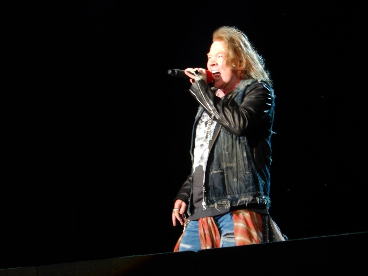 CarimSmith's tweet photo. Feliz cumpleaños a uno de mi ídolos Axl Rose espero que la vida me deje verte de nuevo en vivo como en el 2016. Que 59 no son nada, Steven Tyler tiene 72!! https://t.co/4jrrq7zTii
