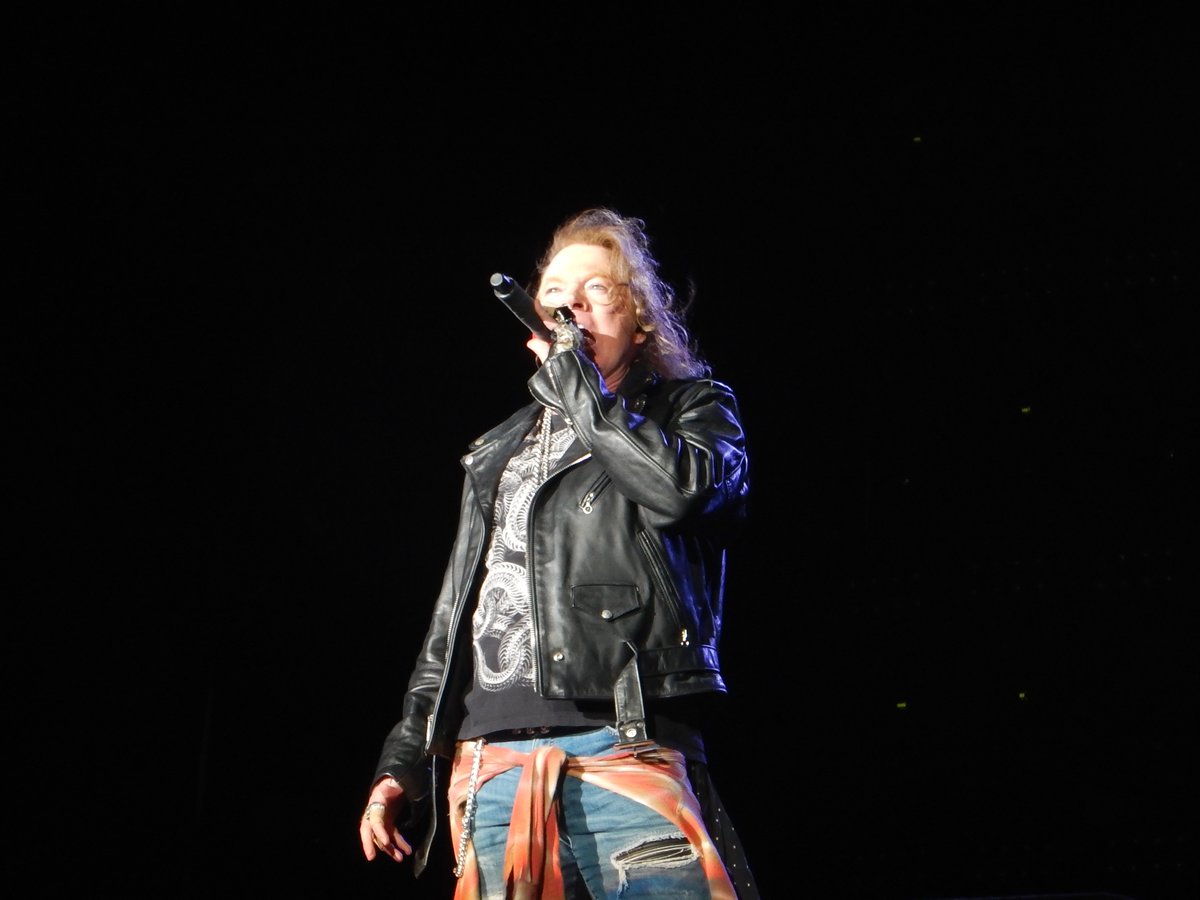 CarimSmith's tweet photo. Feliz cumpleaños a uno de mi ídolos Axl Rose espero que la vida me deje verte de nuevo en vivo como en el 2016. Que 59 no son nada, Steven Tyler tiene 72!! https://t.co/4jrrq7zTii
