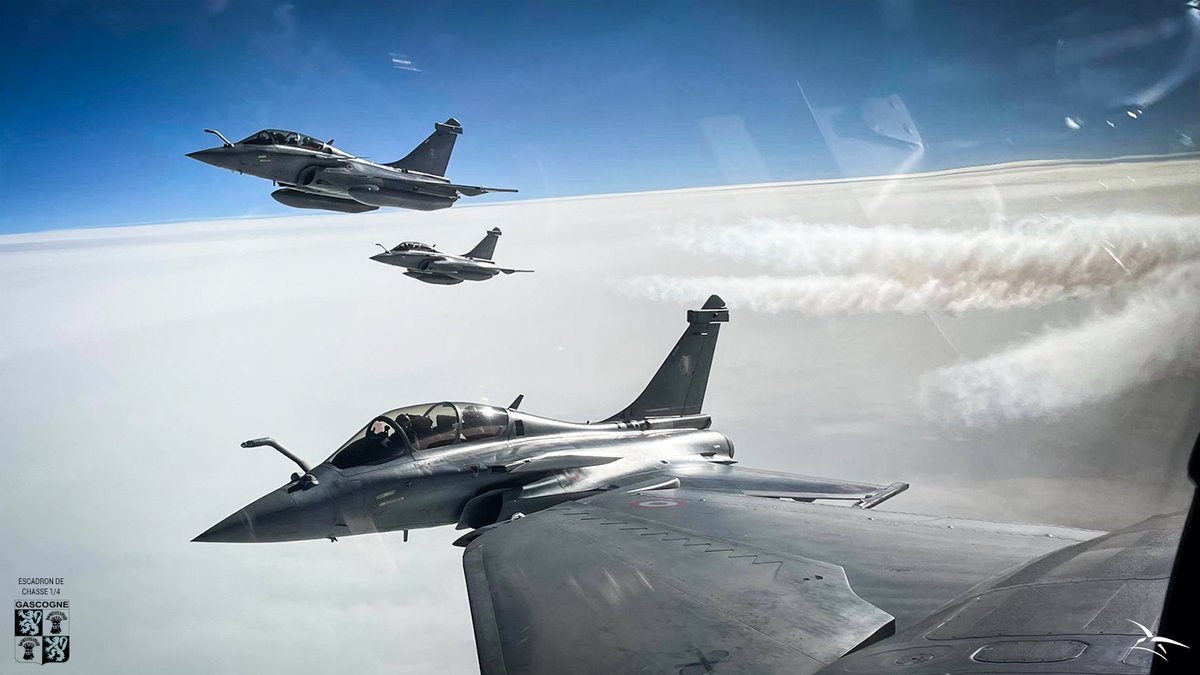 EscadronsChasse's tweet photo. Fin de mission pour ces équipages de l'#EC1_4. Ce jour-là, ça "traînait" plutôt gras, ce qui fait généralement de belles photos 😉
PS : "traîner" veut dire laisser une traînée visible dans le ciel, pas aller lentement 😜 https://t.co/NzO9pacMNM
