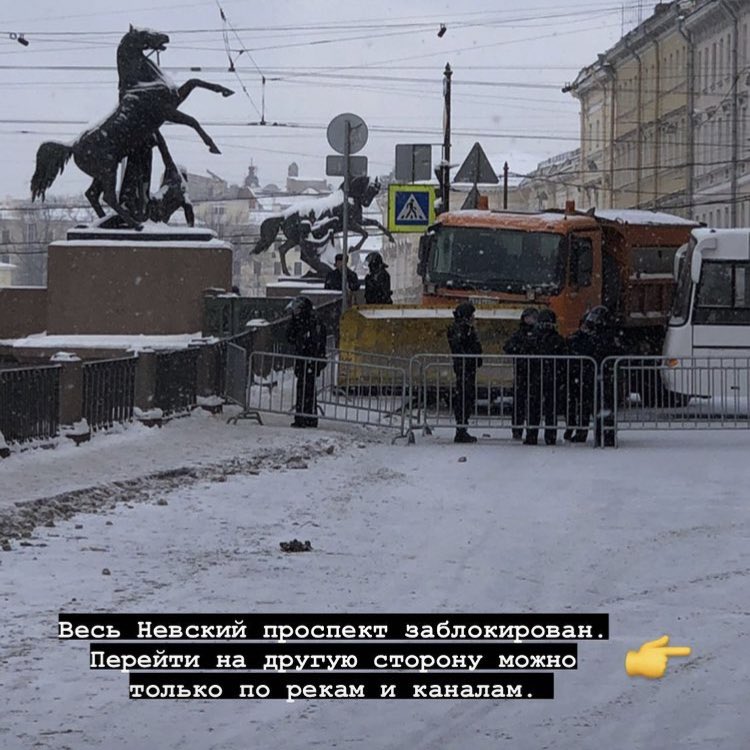 Anastacity's tweet photo. 6 февраля 2021 года. Люди переходят Невский по льду Фонтанки...просто ебануться! https://t.co/smxCr5zQHA