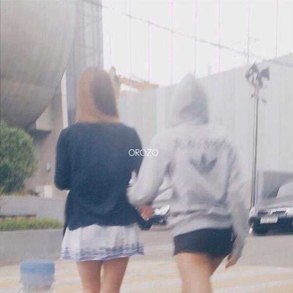 idlepinkpics's tweet photo. Lisa and Miyeon really do keep in touch after many years 🥺 Their friendship is so cute 😭

#LISA #MIYEON #GIDLE #BLACKPINK @G_I_DLE @BLACKPINK https://t.co/RKUvJ0acRI