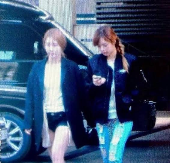 idlepinkpics's tweet photo. Lisa and Miyeon really do keep in touch after many years 🥺 Their friendship is so cute 😭

#LISA #MIYEON #GIDLE #BLACKPINK @G_I_DLE @BLACKPINK https://t.co/RKUvJ0acRI