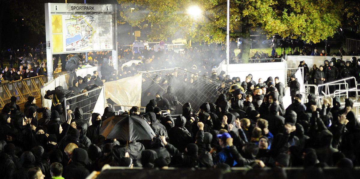 Matchday saw trouble from the moment Braunschweig fans arrived at Hanover’s central station where they covered the tracks with pig heads and animal innards as Hanover fans clashed with police to get closer to their rivals. Inside the ground was just as lively.