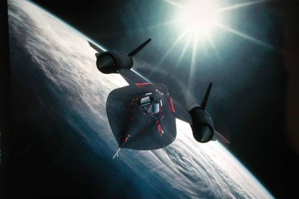 18. y eso vendría bien a las operaciones y ayudaría a cubrir la misión en ciernes. Pero al final, de alguna manera, terminaron saliendo en las noticias, debido a que el primer avión que debía desplegarse desde Beale a Griffiss, no tomó demasiadas precauciones y el boom sónico que