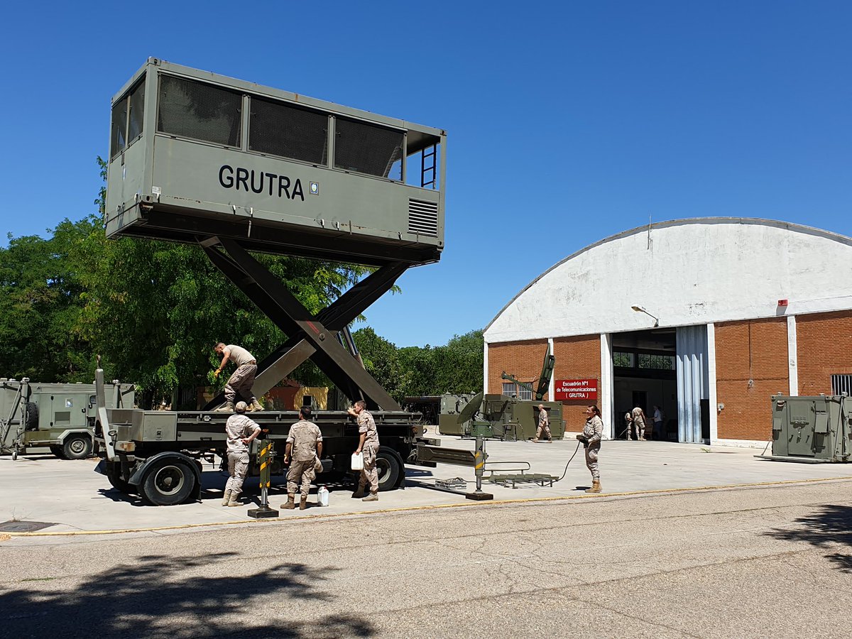 EjercitoAire's tweet photo. El Grupo de Transmisiones (#GRUTRA) opera, mantiene, inspecciona, supervisa y despliega los principales sistemas de telecomunicaciones requeridos por el #EjércitodelAire tanto en territorio nacional como en zona de operaciones. #SomoselAire

📸 Federico Juste de Santa Ana https://t.co/0elceDmc1q