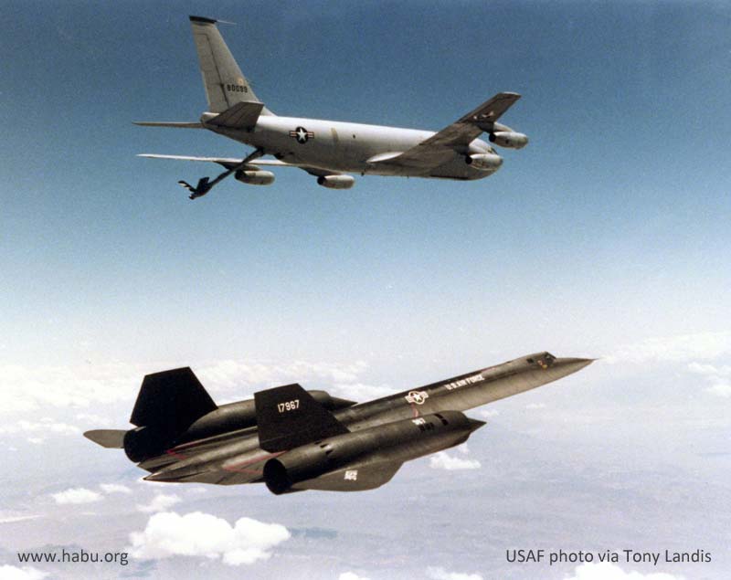 22. de larga duración de los SR-71, era conseguir aeropuertos seguros para aterrizar en caso de problemas técnicos. Otro problema era donde posicionar los aviones cisternas. La base aérea de Zaragoza fue el lugar elegido para posicionar los KC-135Q que darían apoyo a la misión.