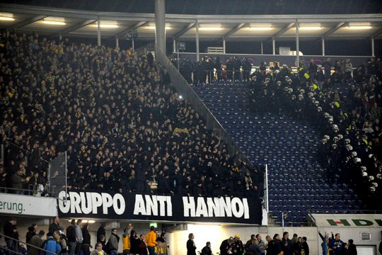 Matchday saw trouble from the moment Braunschweig fans arrived at Hanover’s central station where they covered the tracks with pig heads and animal innards as Hanover fans clashed with police to get closer to their rivals. Inside the ground was just as lively.