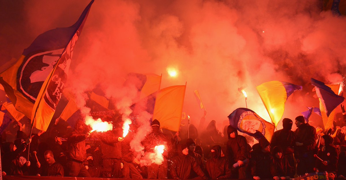 Matchday saw trouble from the moment Braunschweig fans arrived at Hanover’s central station where they covered the tracks with pig heads and animal innards as Hanover fans clashed with police to get closer to their rivals. Inside the ground was just as lively.