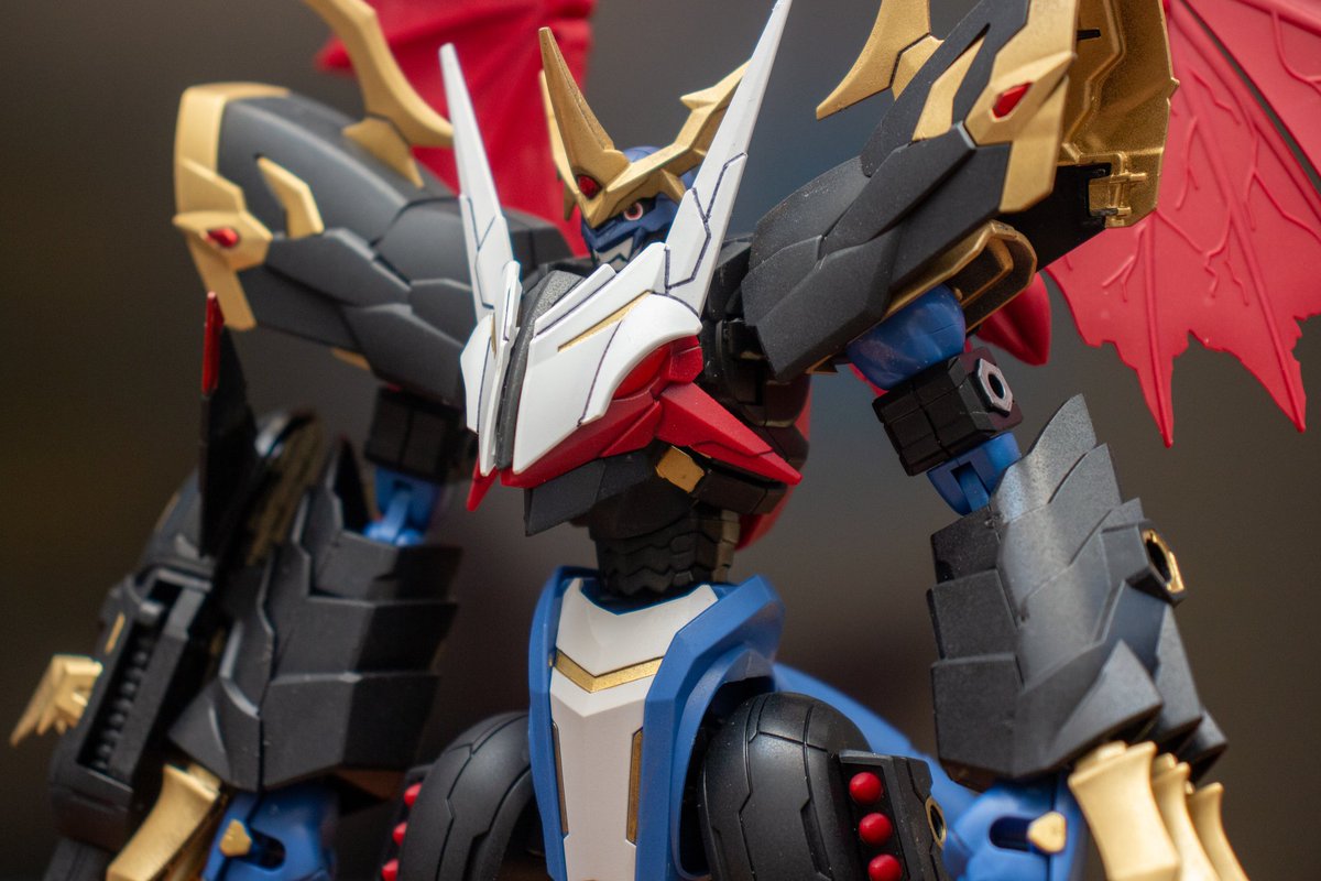 いっとぅん フィギュアライズスタンダードのインペリアルドラモンができました 今回はゴールド部分はランナーごと塗装し 付属のシールは使わずにガンダムマーカーで部分塗装を施しました アレンジも利 いているので 追加でゴールドを付け足したりも