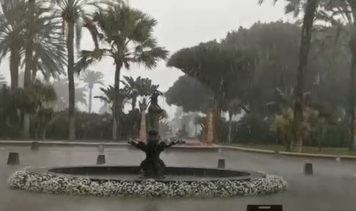 Cahora's tweet photo. ❄️❄️⛈️⛈️ #VÍDEO | Nieve en la cumbre de Gran Canaria y granizo en la capital
#GranCanaria #Nieve https://t.co/TR3vyuJRad https://t.co/4IsMvrHcw5