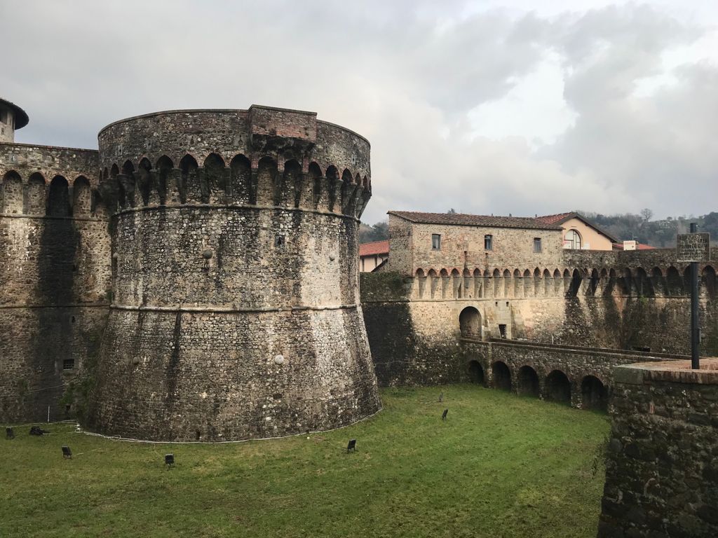 La mostra di #Banksy a #Sarzana é da non perdere e poi l'avete mai vista la fortezza #Firmafede? É bellissima