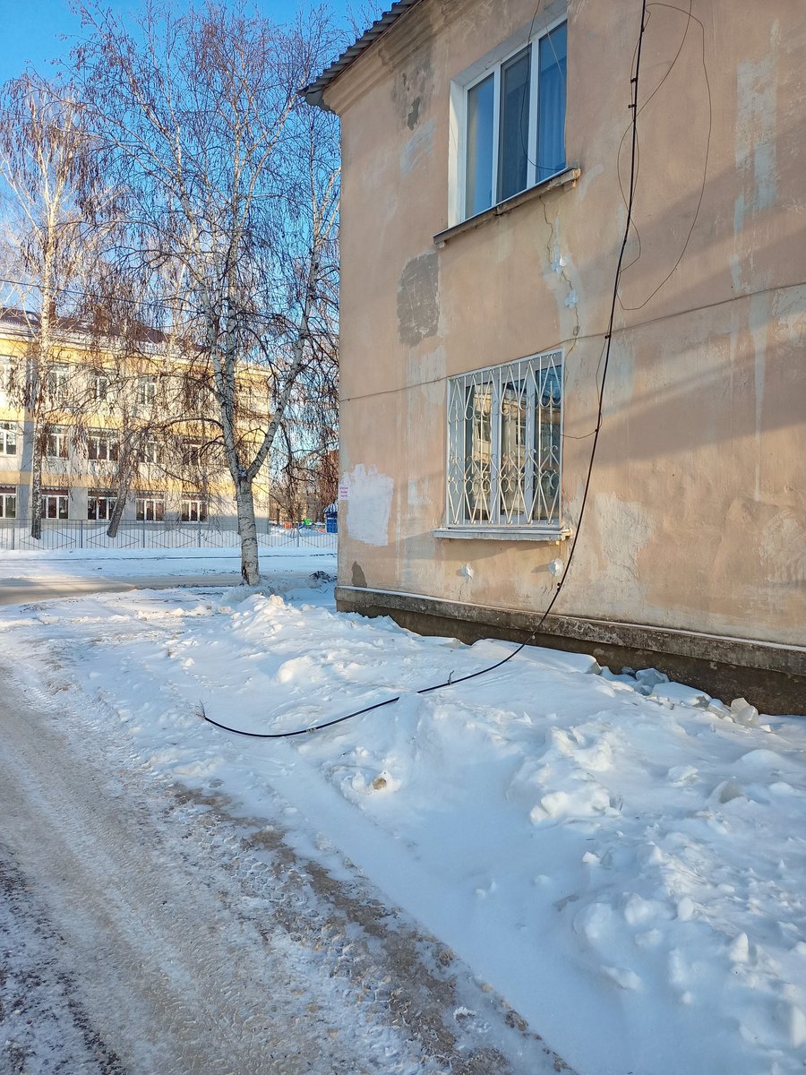 aleeksminaev's tweet photo. Обратите пожалуйста внимание @KSK_Otradny @mobilotr63  , Оторванный провод лежит на земле. Примите пожалуйста срочные меры! Возможно ток!
Рядом детский садик №7
#Отрадный https://t.co/tlYd2uEyka