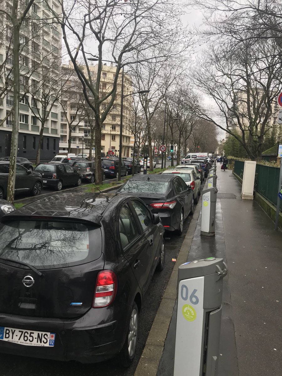 Lefort_C's tweet photo. Et comment je fais pour charger ma voiture electrique quand toutes les places sont prises... par des véhicules non-électriques. C’est tout le temps #raslebol ⁦@pcbaguet⁩ ⁦@iledefrance⁩ ⁦@sigeif75⁩ ⁦@Izivia⁩ https://t.co/DaRt2EEB7N