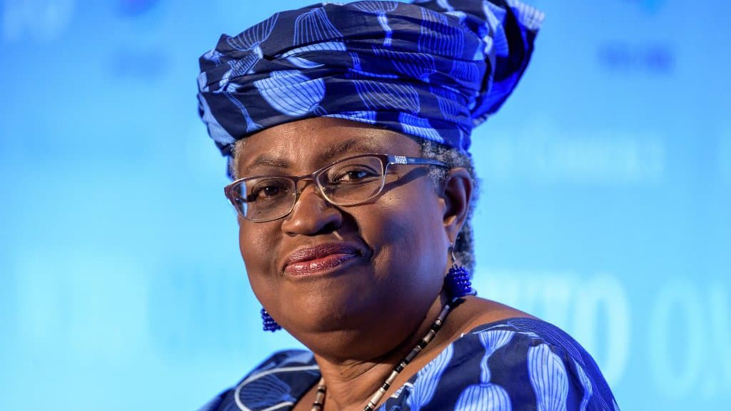 Ngozi Okonjo-Iweala, désormais soutenue par les Etats-Unis, devrait prendre la tête de l'OMC bfmtv.com/economie/inter…