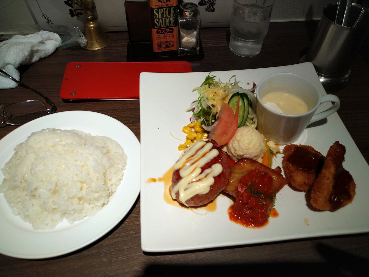 あかんでぇ V Twitter シェリフにて 店に入ったら二組待ってたけど こちらはお一人様なんで 先にカウンターへご案内 男ランチをチョイス テリマヨハンバーグにトマトソースのチキン 一口カツがあってサラダとコーンポタージュまでついてます ごちそうさまで あかんでぇ V Twitter シェリフにて 店に入ったら二組待ってたけど こちらはお一人様なんで 先にカウンターへご案内 男ランチをチョイス テリマヨハンバーグにトマトソースのチキン 一口カツがあってサラダとコーンポタージュまでついてます ごちそうさまで