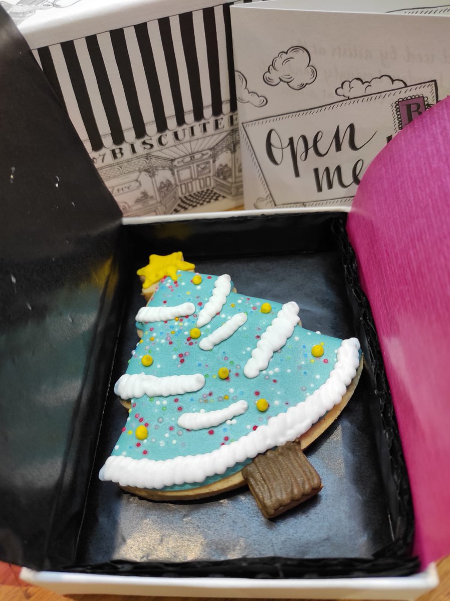 agathasvintage's tweet photo. I forgot to show you this simply beautiful Christmas gift I received 🎄
#christmastreecard #handiced #openme #biscuiteers @BiscuiteersLtd https://t.co/rD6EZKhK0u