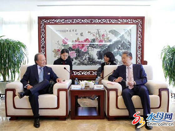 In 2018, Aidan Barclay met in China with China Everbright Group chairman Li Xiaopeng 李晓鹏 http://finance.shm.com.cn/2018-04/13/content_4714798.htm