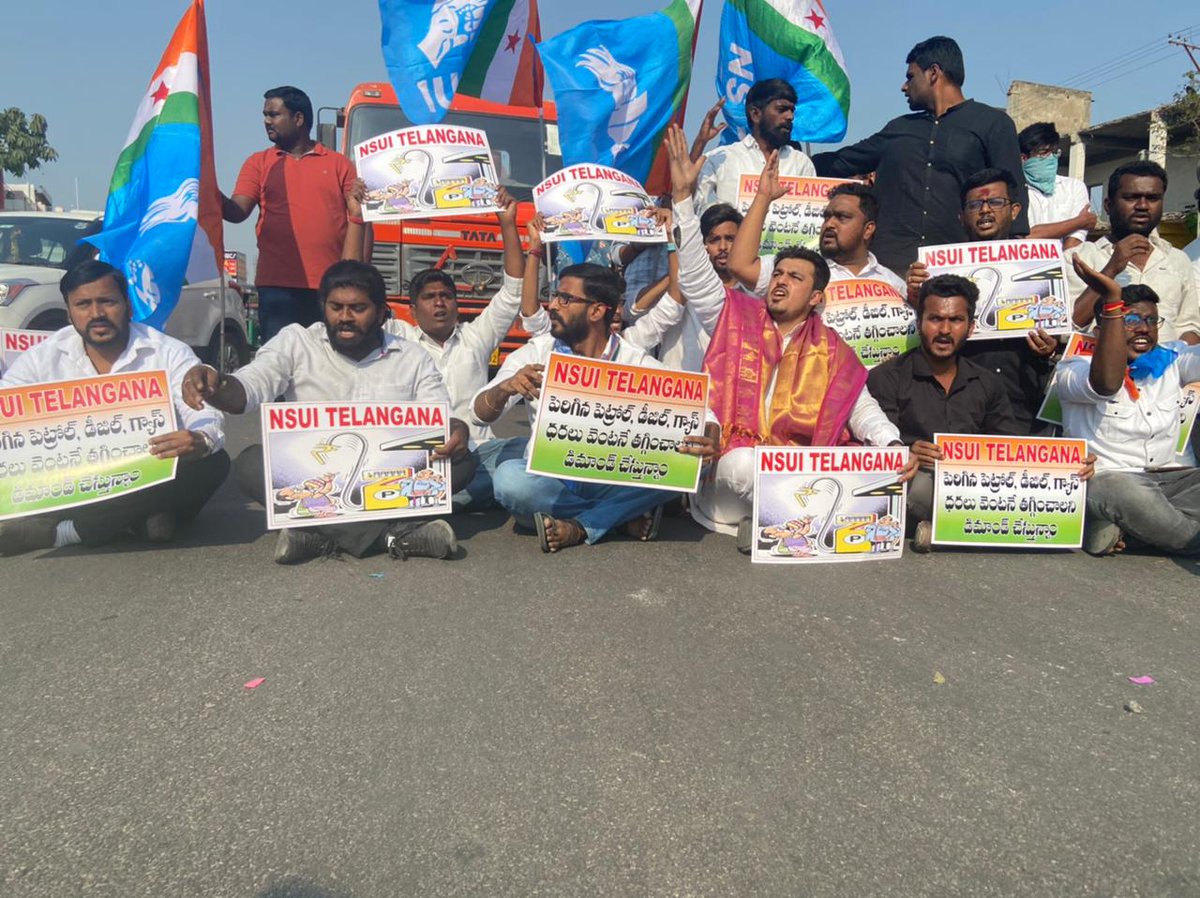 VenkatBalmoor's tweet photo. As per @INCIndia call, Ranga Reddy district @nsui unit organised #RastaRoko on Vijayawada National Highway in support of Farmers protest. Besides me, @TSNSUI Incharge @NAVEDKHANNSUI ji &amp; other activists present at the program were detained by the police. @nsui @guptar https://t.co/gTzUj4uMEm