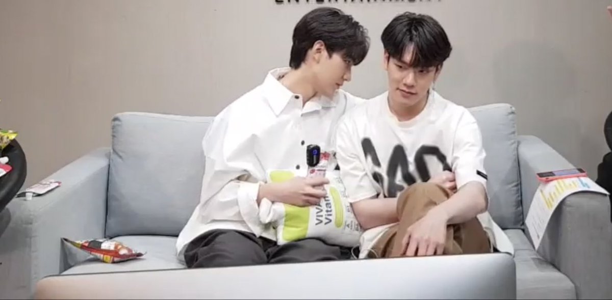 skyployy's tweet image. ดูจากพื้นที่ที่นั่งมันก็กว้างพอสมควรนะ ห่างกันไม่ได้เลยงี้
#ขยี้ซีนกับคิมคอป