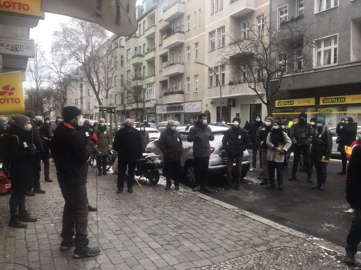 Anzi24 - Neues #Vorkaufsrecht! (@anzengruber24) on Twitter photo Mehr als 100 Menschen waren heute bei unserer Kundgebung! Wir kämpfen weiter gegen den Ausverkauf und für eine solidarische Stadt, gemeinsam mit <a href="/h48bleibt/">H48bleibt</a>, <a href="/Donau5Ueberlebt/">Kim Danube</a>, <a href="/LeineOderBleibt/">LeineOderBleibt</a>, <a href="/am_ma65/">AmMa65</a>, <a href="/dwenteignen/">Deutsche Wohnen & Co Enteignen</a>, <a href="/mg_berlin/">Mieter*innengewerkschaft Berlin</a> und vielen mehr!! Mehr als 100 Menschen waren heute bei unserer Kundgebung! Wir kämpfen weiter gegen den Ausverkauf und für eine solidarische Stadt, gemeinsam mit <a href="/h48bleibt/">H48bleibt</a>, <a href="/Donau5Ueberlebt/">Kim Danube</a>, <a href="/LeineOderBleibt/">LeineOderBleibt</a>, <a href="/am_ma65/">AmMa65</a>, <a href="/dwenteignen/">Deutsche Wohnen & Co Enteignen</a>, <a href="/mg_berlin/">Mieter*innengewerkschaft Berlin</a> und vielen mehr!!