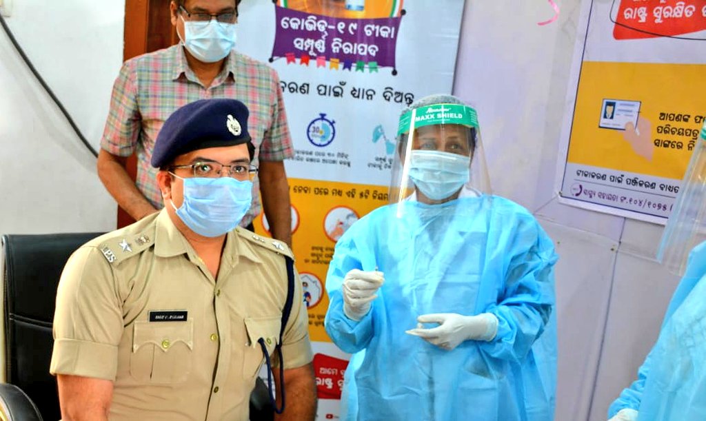 smitparmar7's tweet photo. ✌️ for #vaccinated 

Happy to be vaccinated!!!

#MoTikaMoSurakhya https://t.co/w0fiPWitbl