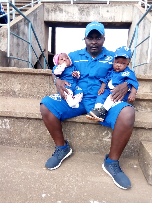 hurumendenews's tweet photo. Good afternoon Universe
#FanSat
Everything about him is Blue.Including his wheelbarrow.
Dynamos to the bone,we call him Save,help us appreciate him.
#Tiripachirangano
#AppreciatingOurOwn
#GivingYourRosesNow
#7million https://t.co/pk3mndaiNl