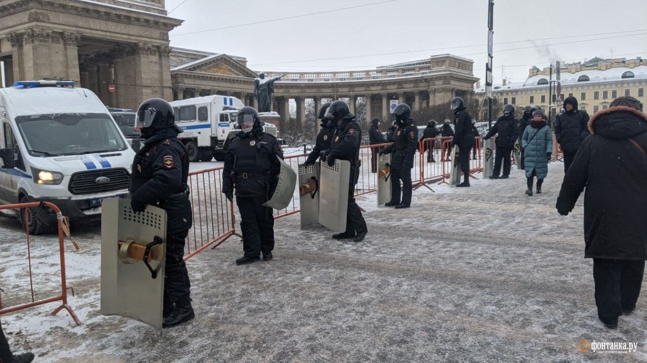 Почему перекрыли площадь. Митинг оцепление. Оцепление из силовиков. Оцепление территории. Оцепление театр.