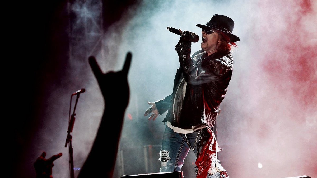 retrochenta's tweet image. Hoy cumple 59 años Axl Rose, el legendario cantante de los Guns N&apos; Roses.