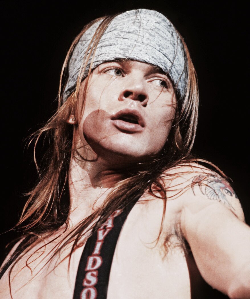 retrochenta's tweet image. Hoy cumple 59 años Axl Rose, el legendario cantante de los Guns N&apos; Roses.