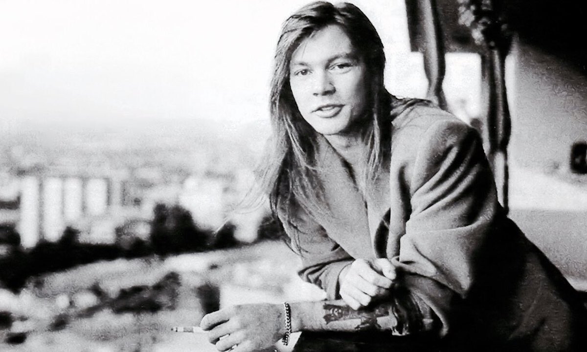 retrochenta's tweet image. Hoy cumple 59 años Axl Rose, el legendario cantante de los Guns N&apos; Roses.