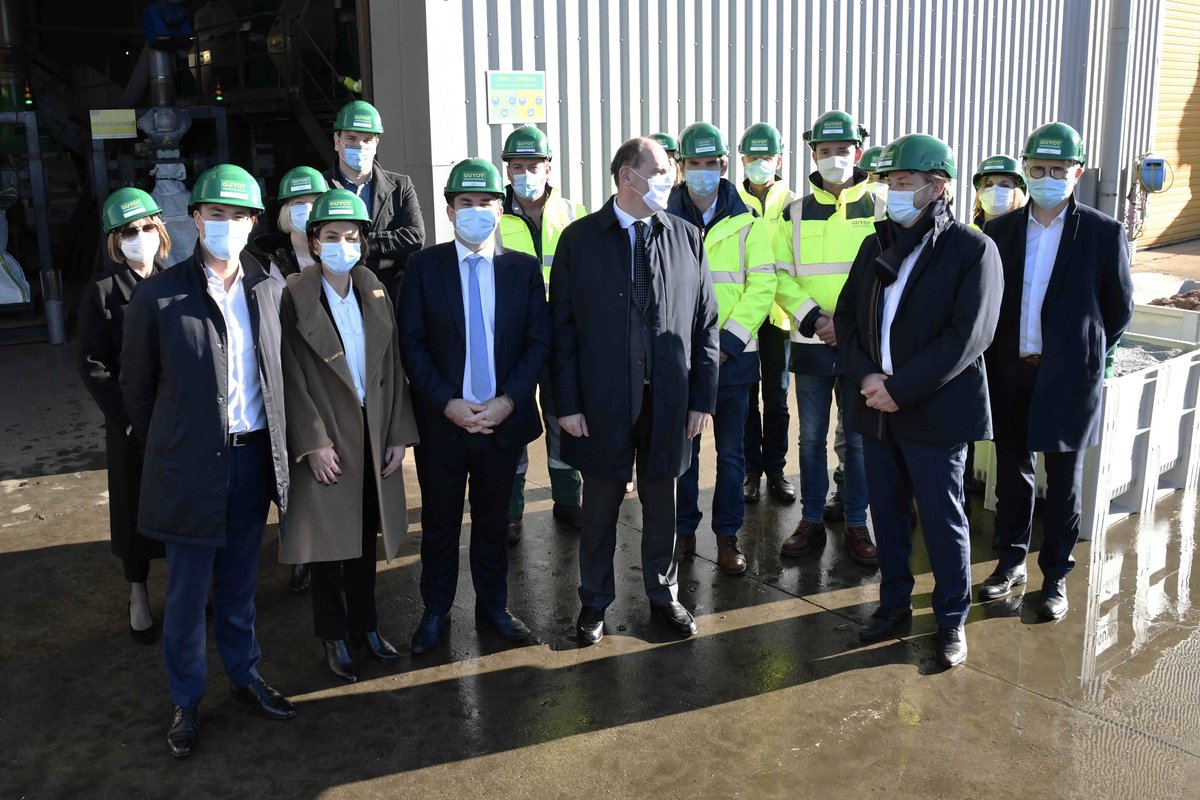 GUYOTenvironnem's tweet photo. Ce matin accueil de @JeanCASTEX, accompagné de @JY_LeDrian,@b_abba @RichardFerrand @Prefet29 et @FCuillandre,sur le site de #Brest pour une immersion dans les métiers de la collecte, du tri, de la valorisation des déchets et présenter nos projets énergétiques pour le territoire. https://t.co/II5odZdjmx