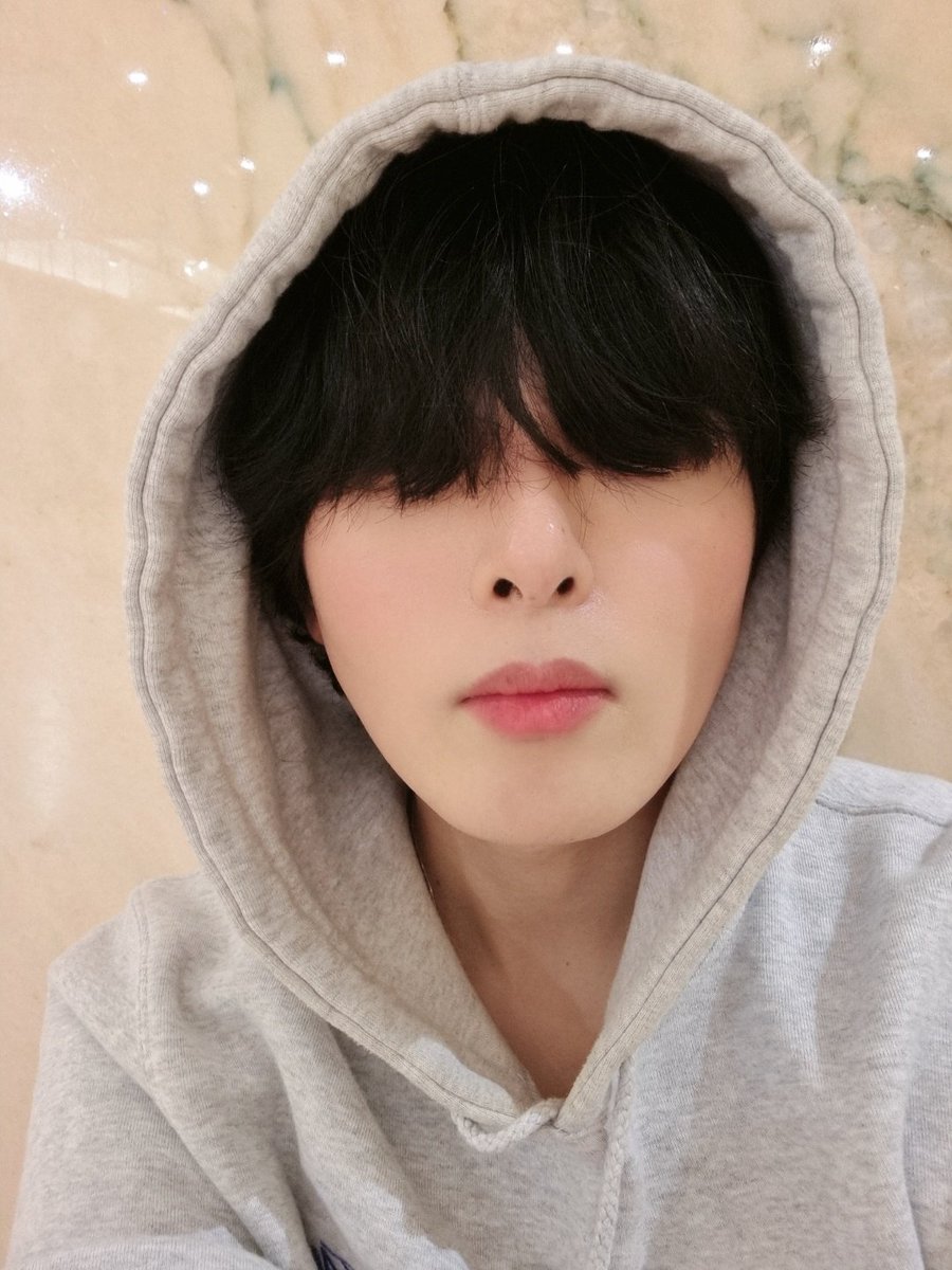 Shanying221's tweet photo. ✔ 210206 고독방에 올라온 사진 ♡

- 모자 쓴 눈이 안보이는 갱얼쥐 초코쵸코님 ~
   모자 달린 옷 입고 모자 썼는데 털에 눈이
   가려진 말티즈 같... ㅋㅋㅋ https://t.co/wgMtdxSej8