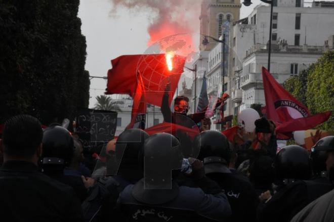 TapNewsAgency's tweet photo. #Tunisia: thousands of protesters were able to access the symbolic Avenue Habib Bourguiba at national march held on 8th anniversary of Chokri Belaïd's assassination, chanting "No fear, no terror, the street belongs to the people," and calling for overthrow of the regime. #TAP_En https://t.co/luV3QSKjGS