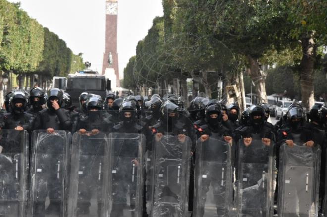 TapNewsAgency's tweet photo. #Tunisia: thousands of protesters were able to access the symbolic Avenue Habib Bourguiba at national march held on 8th anniversary of Chokri Belaïd's assassination, chanting "No fear, no terror, the street belongs to the people," and calling for overthrow of the regime. #TAP_En https://t.co/luV3QSKjGS