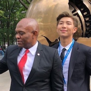 monipersona's tweet photo. OH MY GOD NAMJOON????????? https://t.co/p0U9M2FQ4I