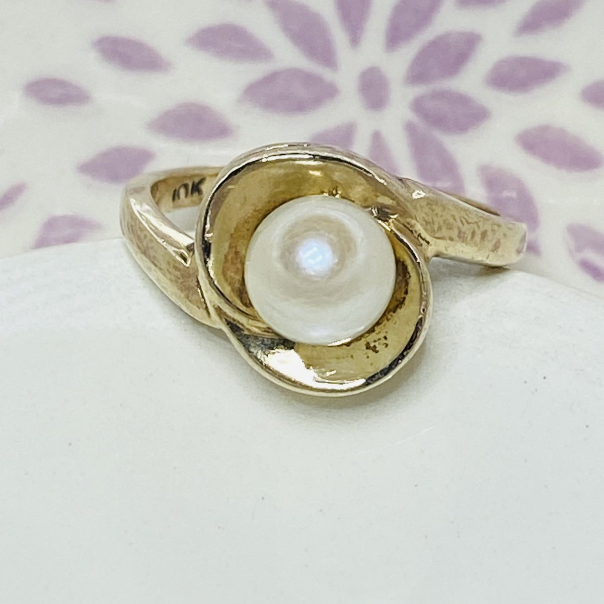 StuffWeFind1's tweet photo. Vintage 1960’s Classic Cultured Pearl Set in 10k Gold 🤍 https://t.co/tl9AvFrYRX 🤍 #StuffWeFind #vintagejewelry #vintageisvaried #pearl #gold #ring #vintage #60s #ValentinesDay #gifts #jewelry #valentinesdaygift https://t.co/t3vdSzadqn